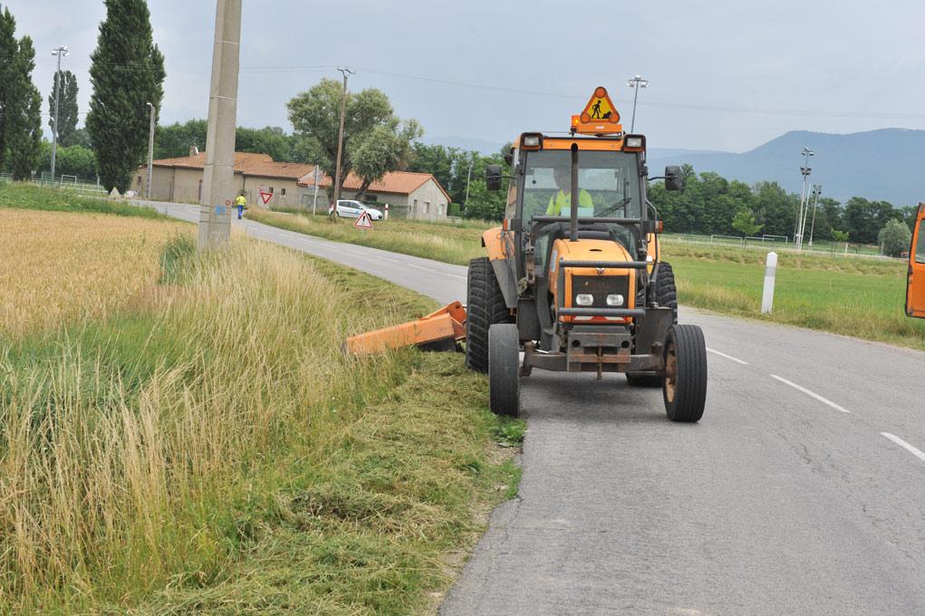 Entretien des abords routiers dans le 17 - fauchage